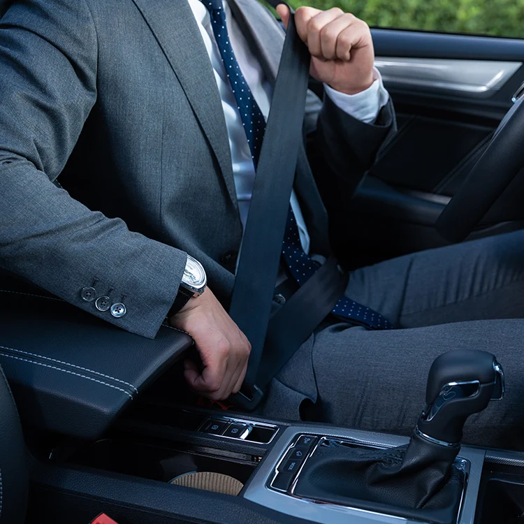 Prionnsapal obrach agus cleachdadh crios-suidheachain càr.